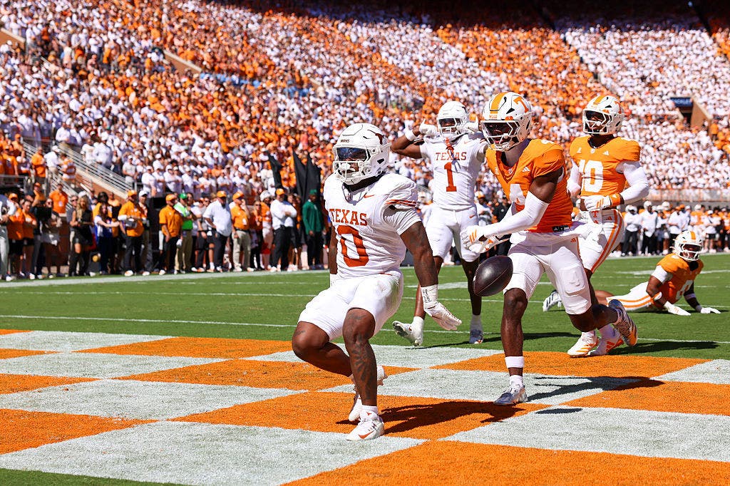 No. 1 Texas Longhorns holds off No. 14 Tennessee Vols 20-17 in Knoxville