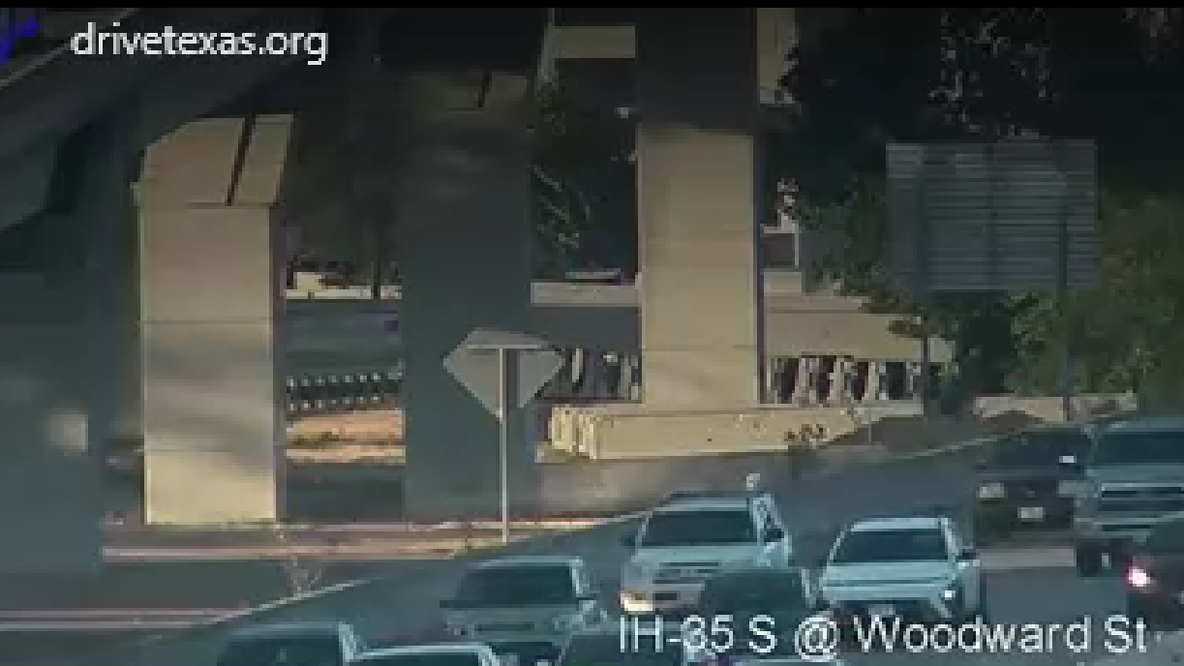 2 kids, 1 adult hospitalized after crash on I-35 service road