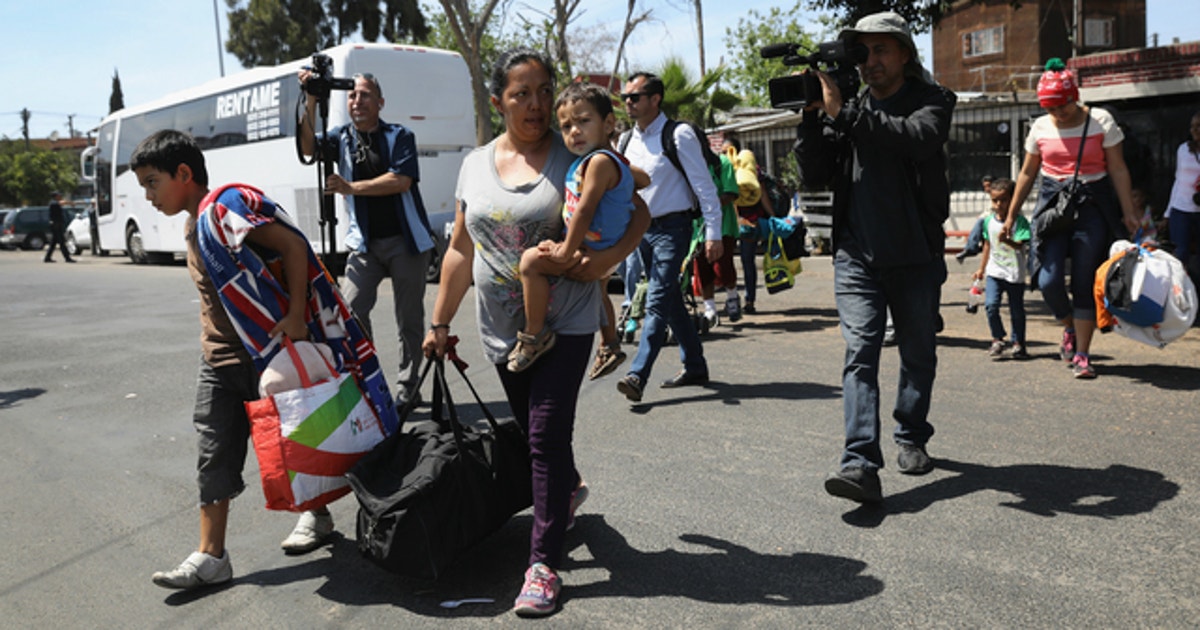Buses carrying Central American migrants roll to US border | FOX 9 ...