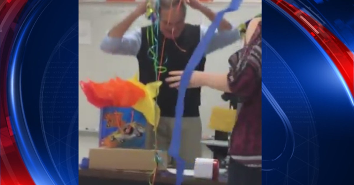 Students surprise teacher after he told them it had been 10 years since ...