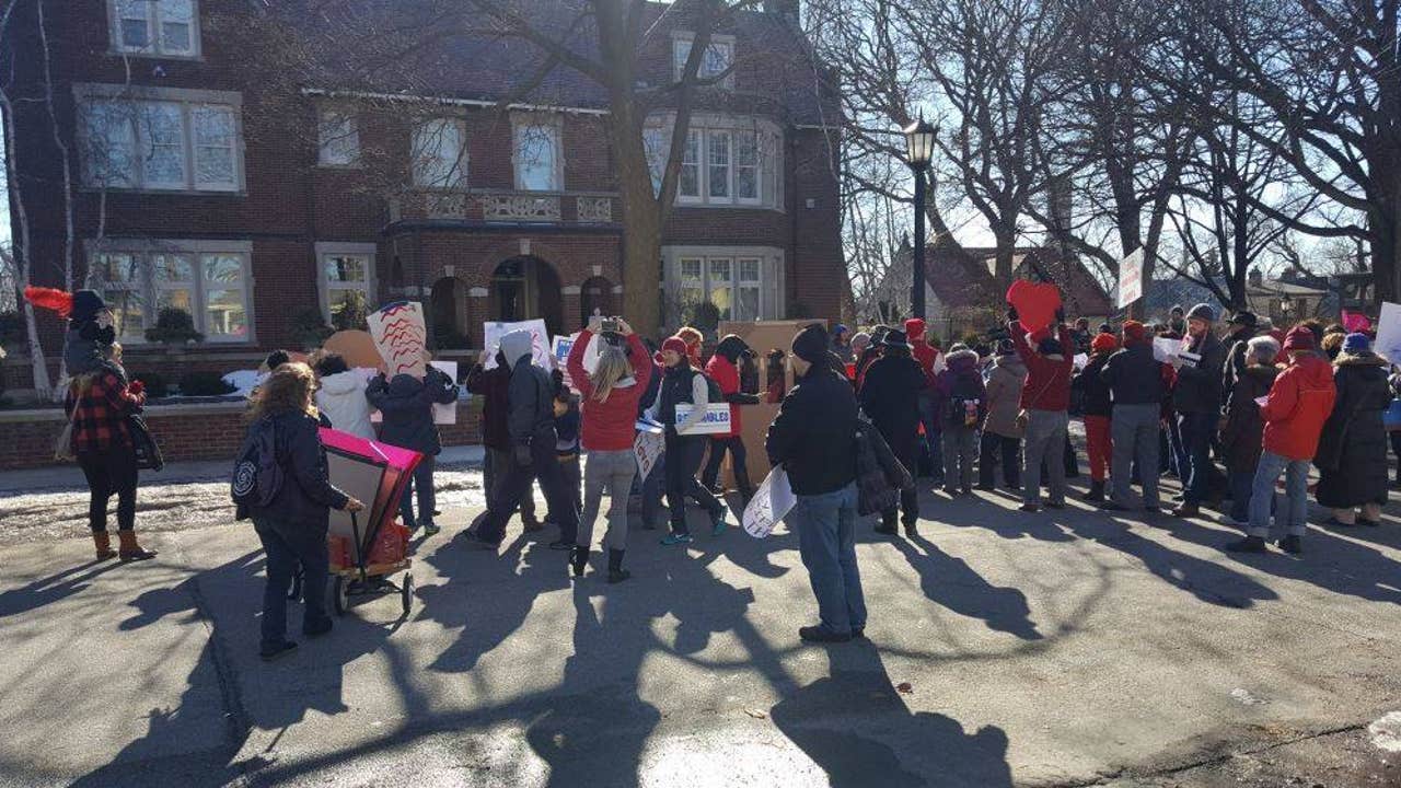 DAPL protesters rally outside home of U.S. Bank CEO | FOX 9 Minneapolis ...