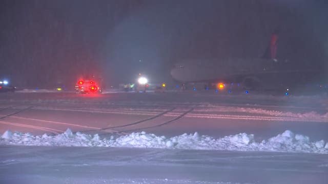 Vikings plane slides off taxiway at Wisconsin airport