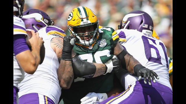 Vikings re-sign offensive lineman Brett Jones