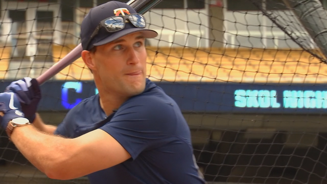 Vikings take batting practice at Twins SKOL Night