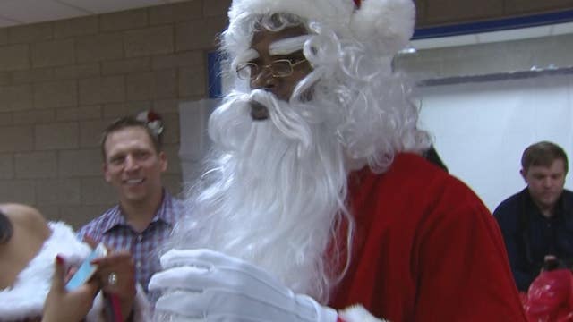 Adrian Peterson dresses as Santa, gives gifts to kids at Mary's Place