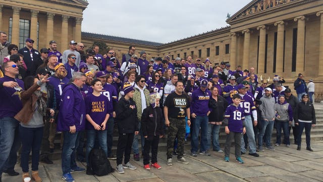 Vikings fans take over Rocky Steps with Skol Chant in Philadelphia