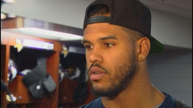 Vikings make Barr, Stephen signings official