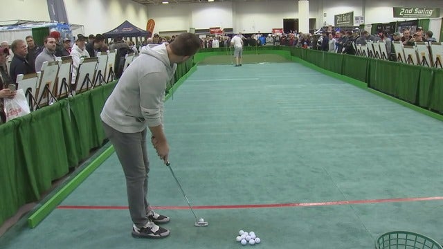 Vikings wide receiver Adam Thielen hosts youth putting clinic