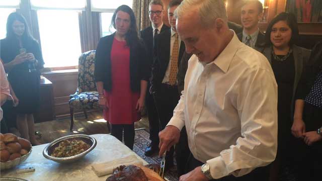 Governor carves turkey to prove Minnesota poultry is safe to eat