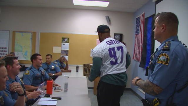 Vikings players honor first responders during St. Paul police station visit