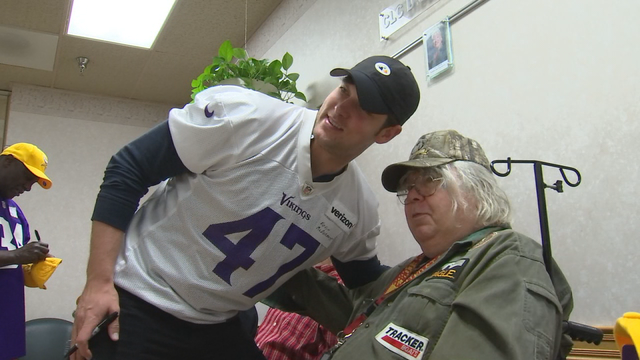 Vikings players visit veterans in Minneapolis