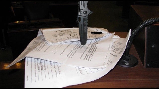Charges: Knife, threats stuck in Minnesota Capitol podium