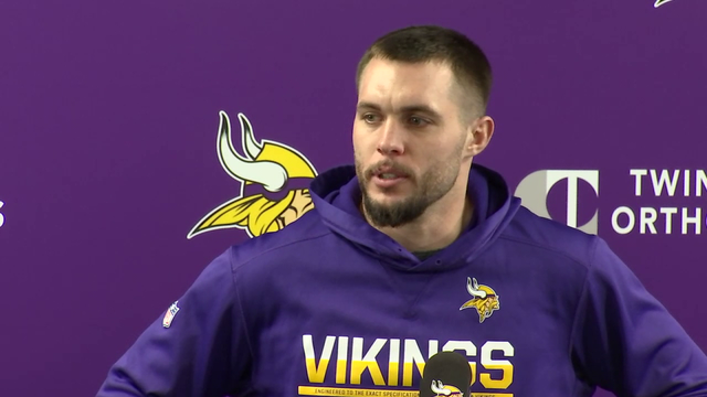 Vikings' teammates emotional over Barr's return