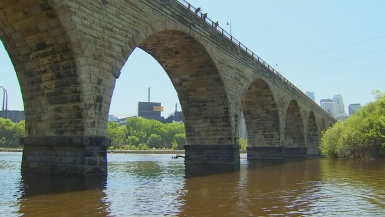 096a03df-stone arch bridge