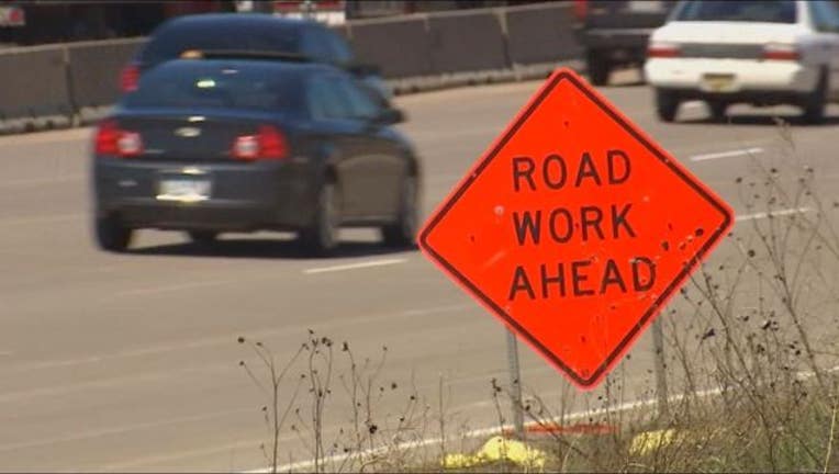 0f283cbc-road work construction sign