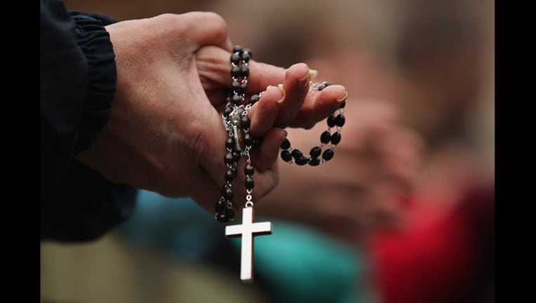 439fa9e0-GETTY_rosary beads