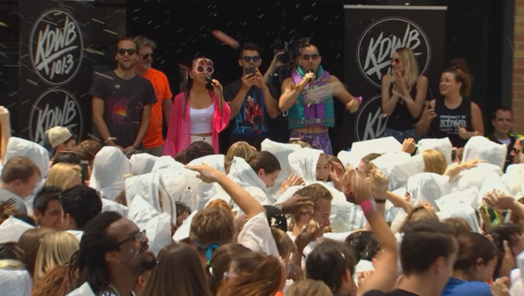 72b7c4f0-cake fight DNCE_1467150115327.PNG