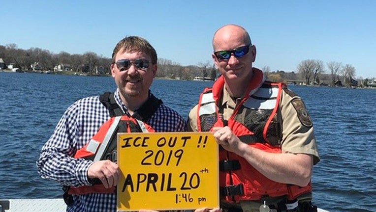 7b4efd53-Ice out Lake Minnetonka