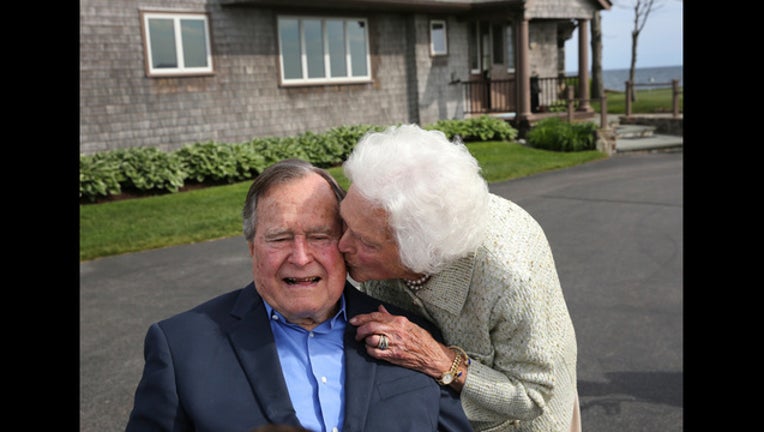 90499041-George H W Bush kennebunkport june 8 2015 eric draper and the barbara bush foundation for literacy_1524534501298.jpg-401720.jpg