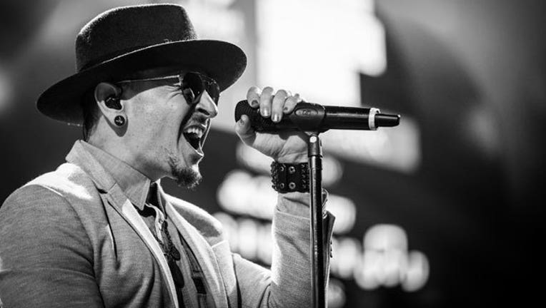 9cddfab2-chester-bennington_1500909605033-408200.jpg