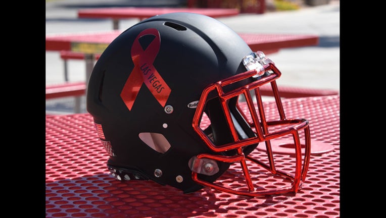 unlv special helmet_1507215124519-401385.jpg