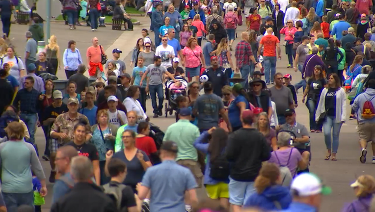 State Fair Day 2 Crowds VO BW_KMSP6e52_186.mp4_00.00.05.24_1503799993006.png