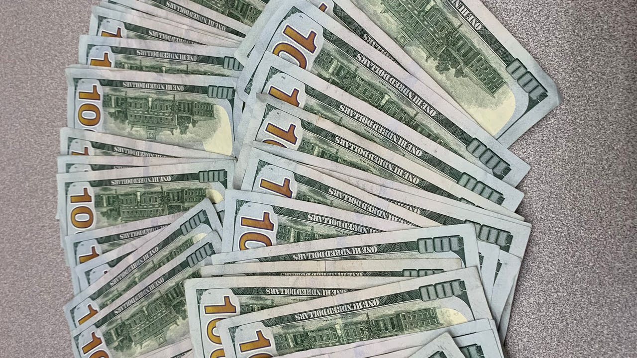 ま*ゃ様 TOKI 抽象画 don't choose money #138 $5,000 found along highway in Wyoming, Minn. after wind takes