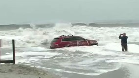 Driver abandons Jeep in waves after getting stuck on SC beach during Hurricane Dorian
