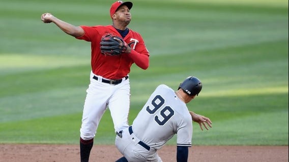Twins turn triple play, beat Yankees 8-6