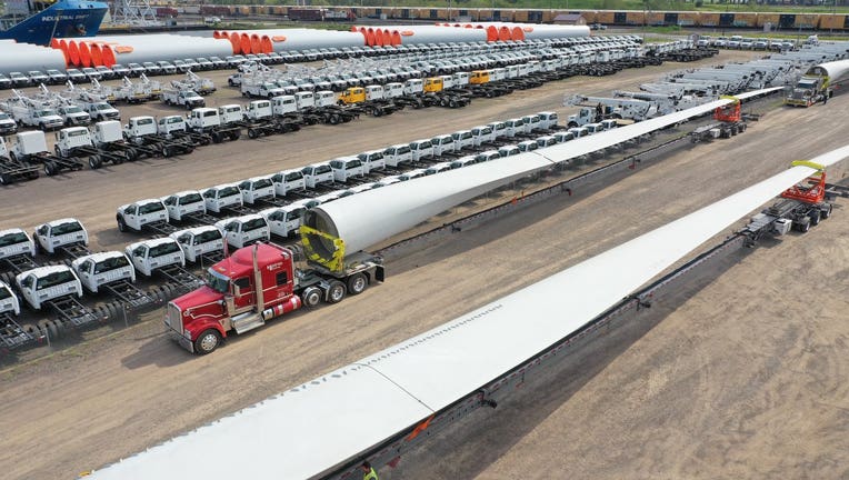 Truck hauling a wind turbine blade