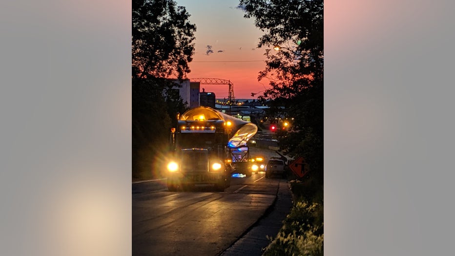 Truck hauls wind turbine blade