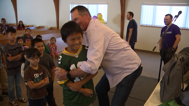Vikings coach hands out backpacks to kids, even to Packer fans