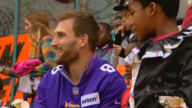 Vikings QB Kirk Cousins hosts surprise trick-or-treat for kids