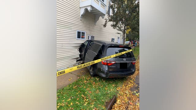 Minivan crashes into St. Paul building, 7 people displaced