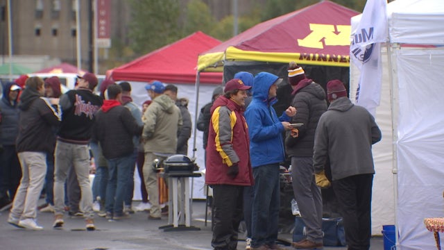 'We're tough, we're Minnesotans': Below average temps can't keep Gopher fans away
