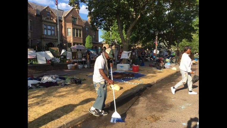 fbba0917-Castile protesters clean-up