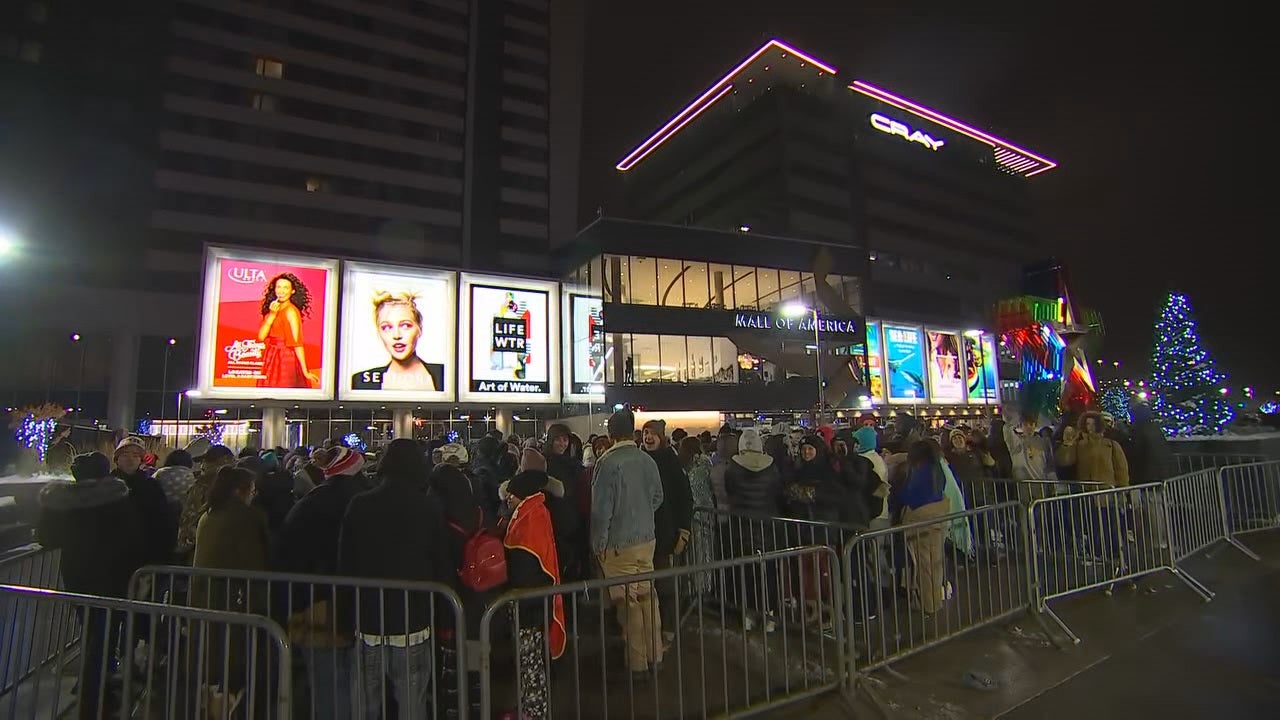 Black Friday shoppers wait over 15 hours to be first ones into Mall of America | FOX 9 ...