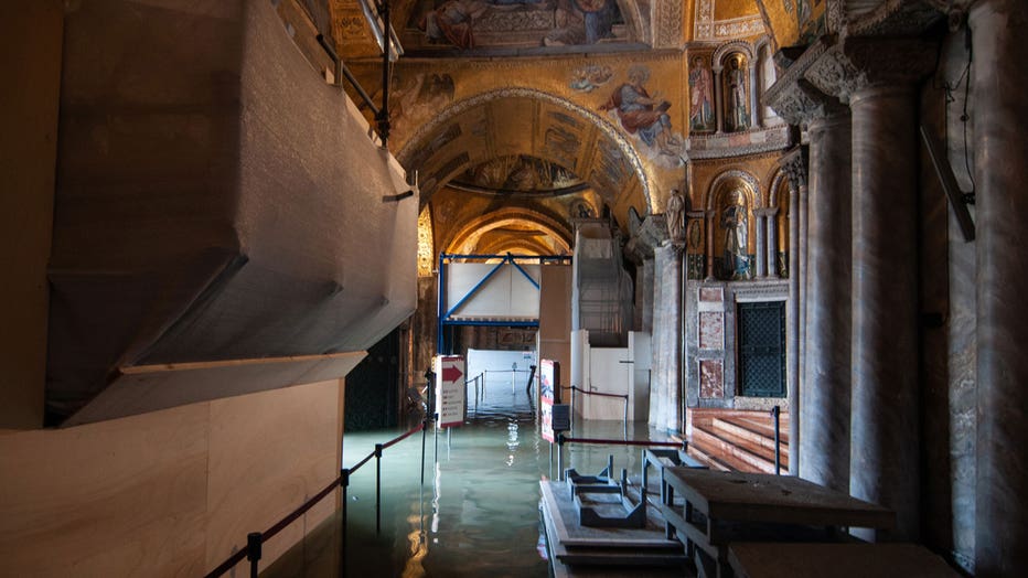 getty_veniceflooding3_111319.jpg