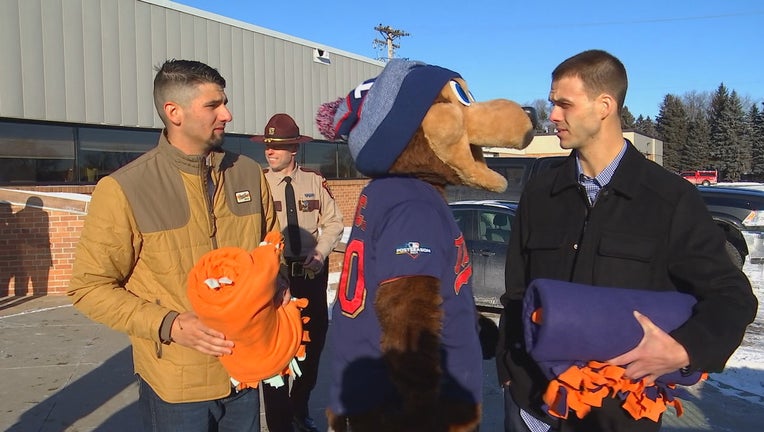 twins donate blankets for kids