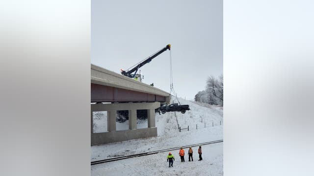 Driver using cruise control spins out on I-35, goes over bridge onto railroad tracks