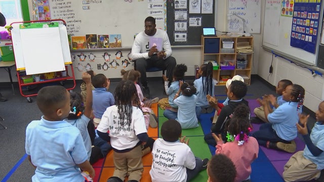 Vikings defensive end shares passion for reading with Minneapolis elementary students