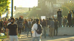 Fires, chaos return to Minneapolis as many defy curfew