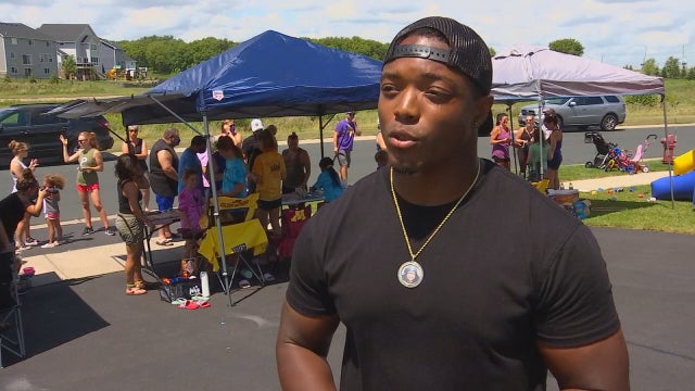 Vikings' C.J. Ham teams up with Minnesota girl selling bracelets to help Minneapolis neighborhoods