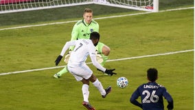 Minnesota United knocks off Sporting KC 3-0 in MLS Cup Playoffs