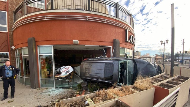 Police: Driver crashes into St. Paul restaurant, fights with good Samaritans trying to help