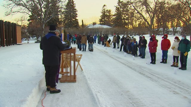 Worshipers brave frigid cold for outdoor Christmas Eve service in Roseville, Minn.