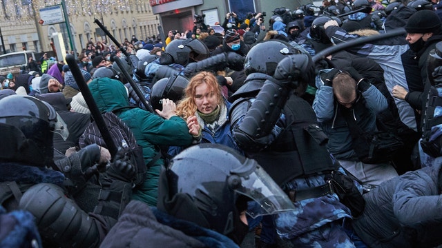 Thousands arrested in Russia for 2nd week straight at protests backing activist Alexei Navalny