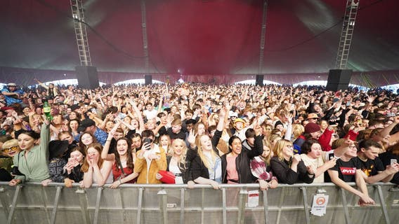 Thousands attend music festival without masks, social distancing as part of UK COVID-19 research project