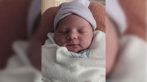 Minnesota softball coach goes into labor during game, gives birth in car