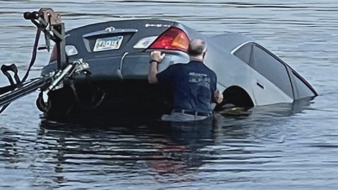 Good Samaritans come to rescue of driver stuck in sinking car that
